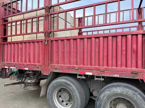 兩臺120型榨油機(jī)發(fā)往港口出口國外