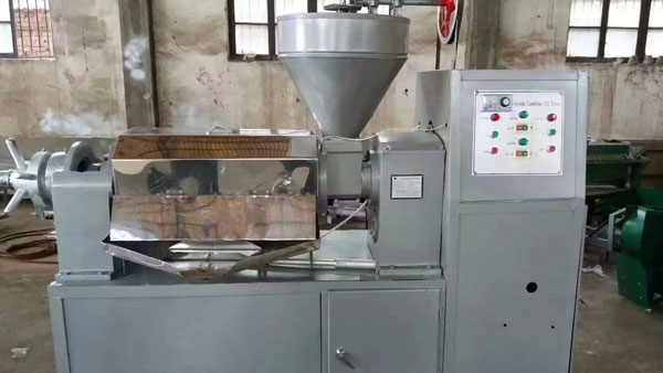 兩臺120型榨油機(jī)發(fā)往港口出口國外